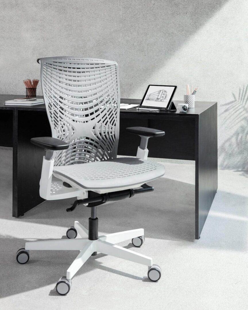 Autonomous Kinn Chair Review: Great Design and Support Make This Chair Pop