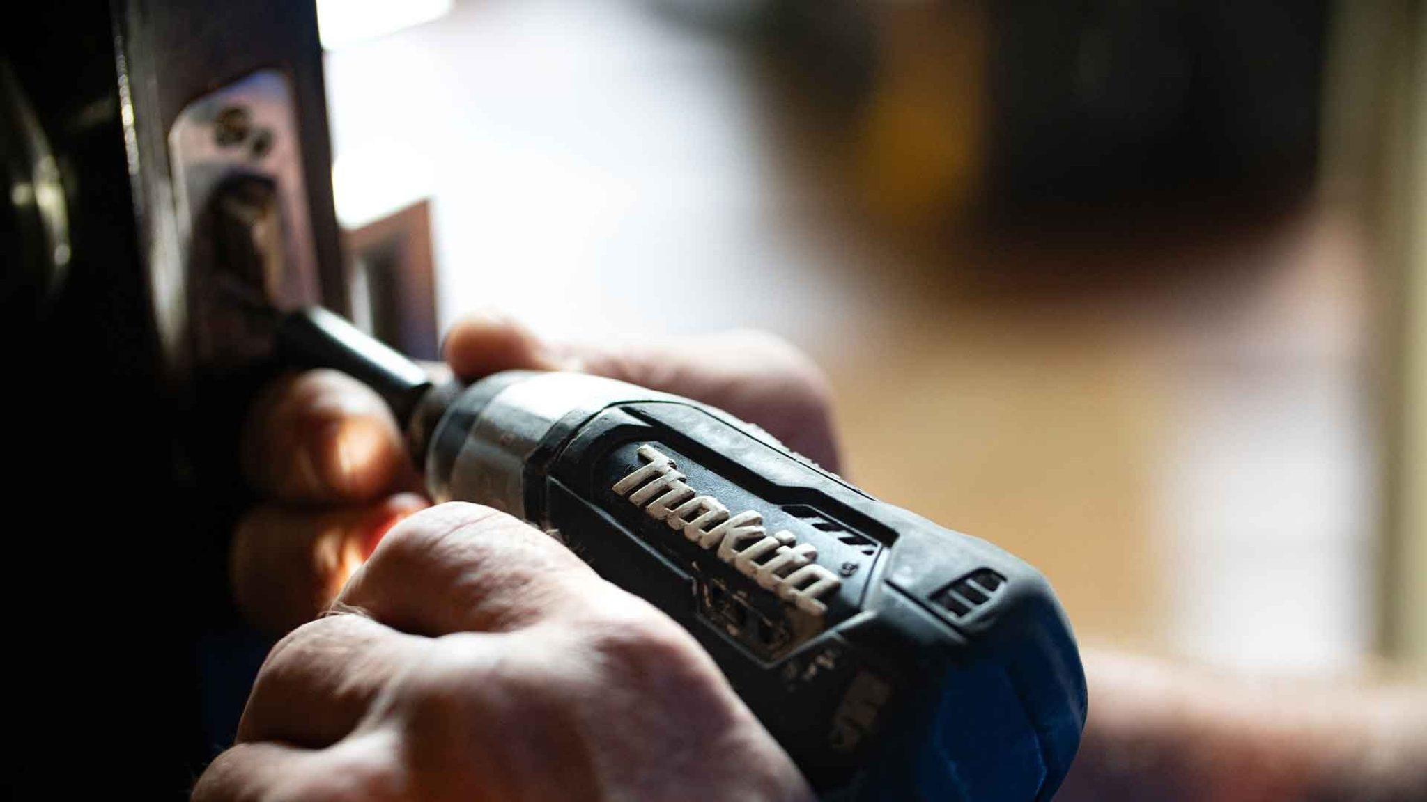 How to Fix a Wobbly Desk with 7 Easy Guides