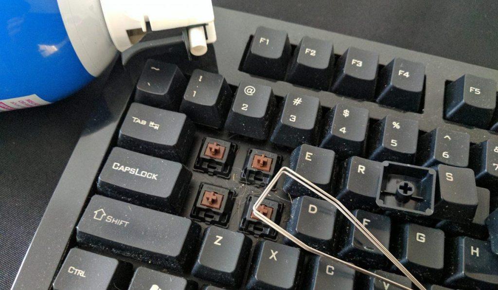 how to clean mechanical keyboard without removing keys