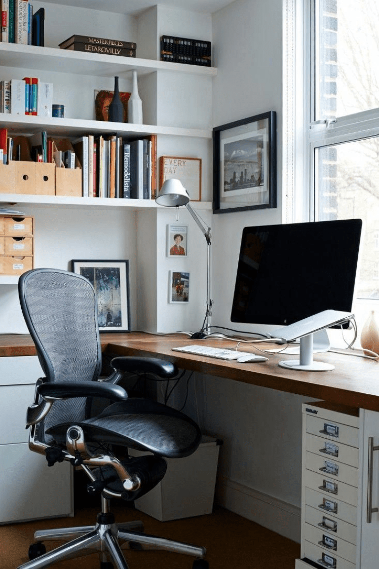 How to Choose Placing Desk Against The Wall or Facing Window - Useful ...